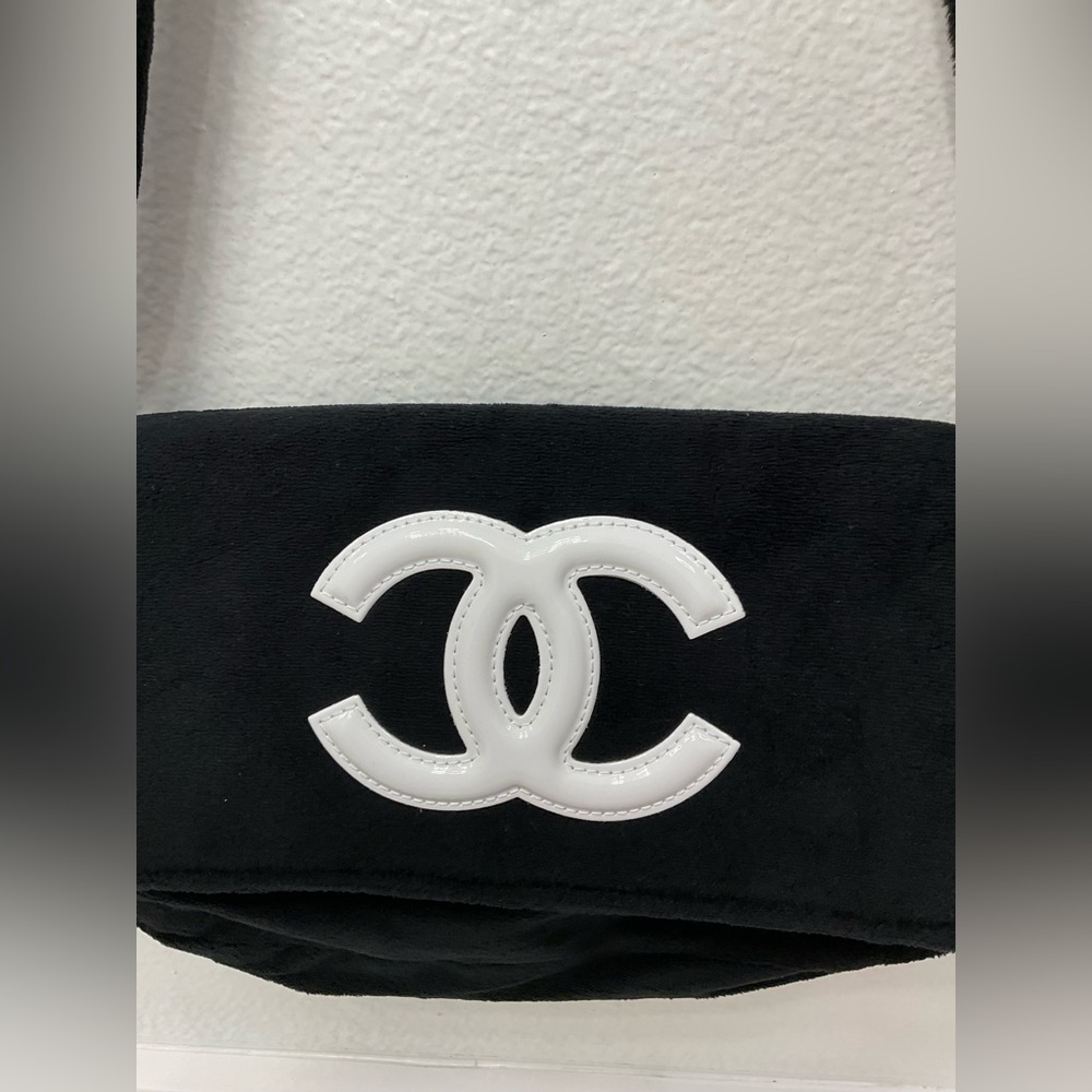 NIP Chanel Beauty Black Crossbody Bag with Iconic White Logo - Picture 2 of 6